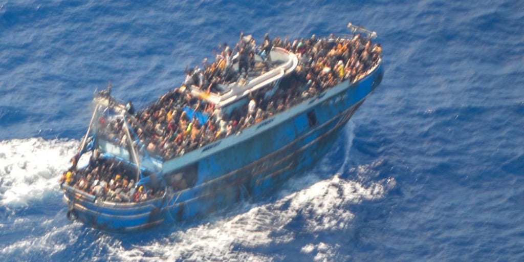 Zahlreiche Menschen sind an Bord des Fischerboots zu sehen, das später vor Südgriechenland kenterte und sank.