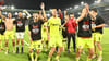 Spieler des SV Wehen Wiesbaden feiern den Aufstieg in die 2. Bundesliga.