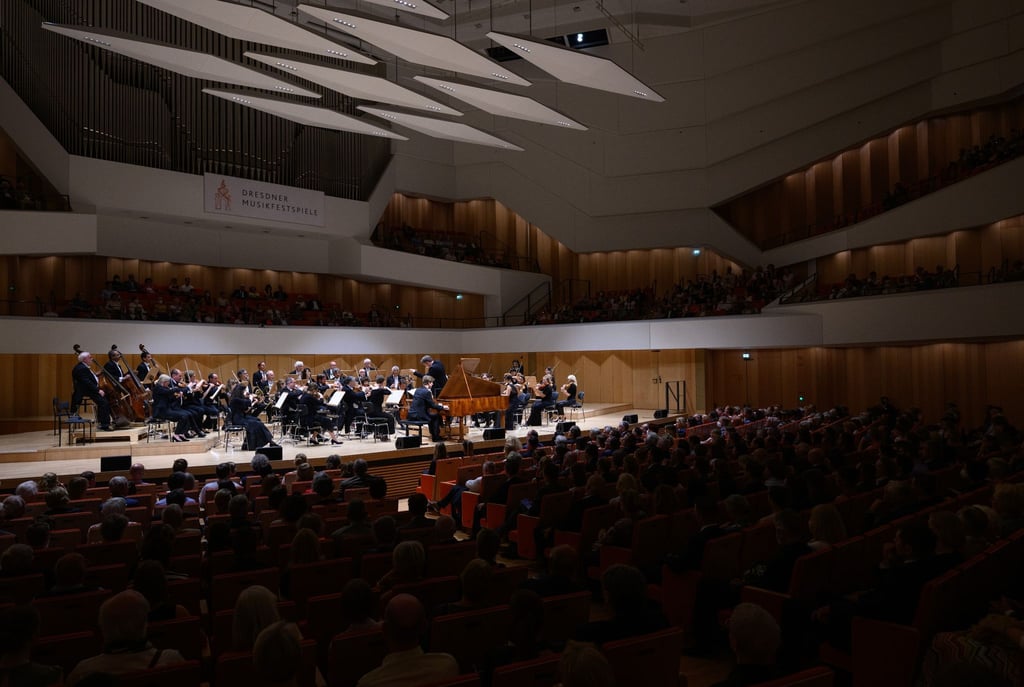 Musiker des Dresdner Festspielorchesters spielen beim Konzert zur Eröffnung der Dresdner Musikfestspiele „Zauber“ im Kulturpalast.