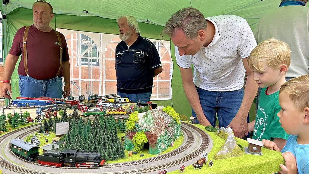 Der Modelleisenbahnverein aus Pritzwalk hatte in der Bahnhofstraße eine kleinen Eisenbahnwelt aufgebaut, die viel Interesse fand.