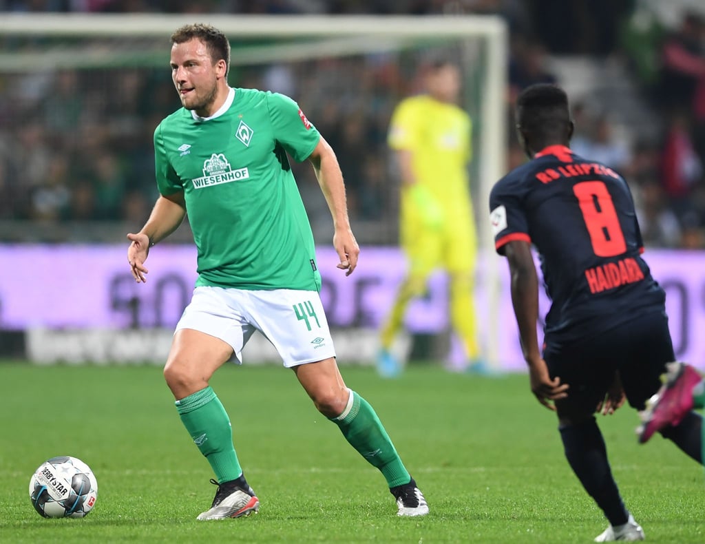 Werders Philipp Bargfrede (l) spielt den Ball.