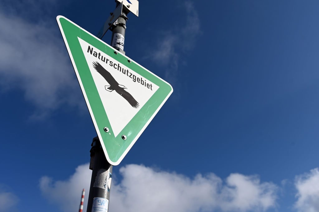 Ein Schild mit der Aufschrift „Naturschutzgebiet“.