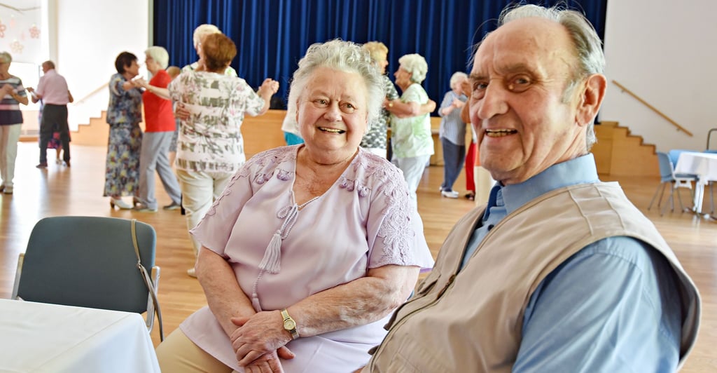 Gute Laune beim Sommerfest des Seniorenclubs Großgrimma im Bürgerhaus Hohenmölsen: Vereinsvorsitzende Erika Gall und Helmut Etzroth gehören zu den dienstältesten Mitgliedern des Vereins.