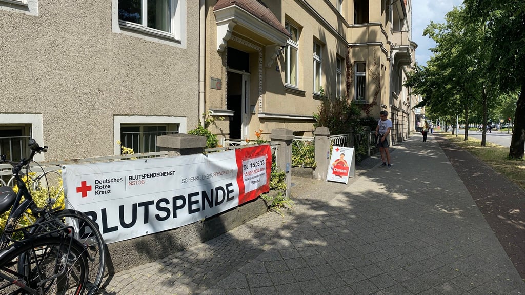 Hinweisschilder weisen in der Bahnhofstraße auf den Blutspendetermin in der ehemaligen Frauen- und Kinderklinik in Stendal hin.