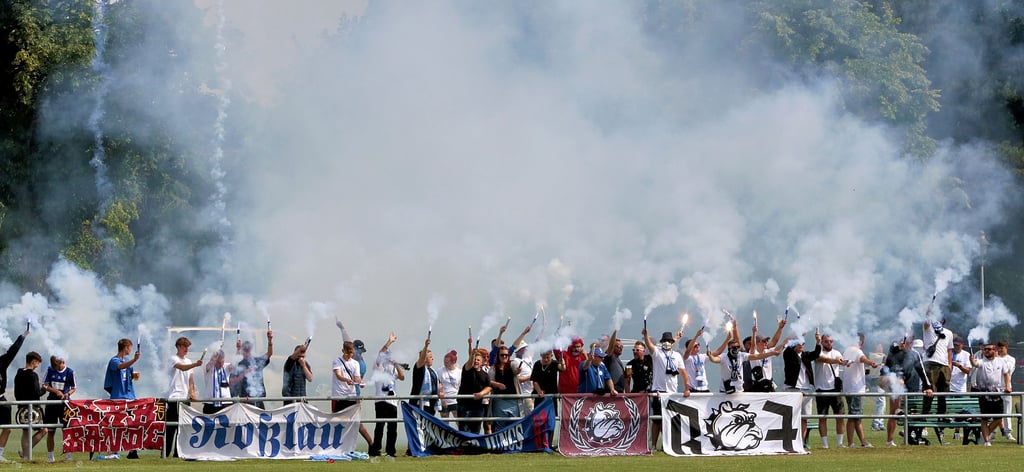 Kreispokalfinale in Nedlitz zwischen Zerbst und Roßlau: Schon vor dem Werfen des Böllers auf das Fußballfeld wurde zahlreiche Pyrotechnik gezündet. Als dann der Großböller auf dem Platz einschlug eskalierte die Situation. Zum Glück war die Polizei präsent und konnte noch Schlimmeres verhindern.