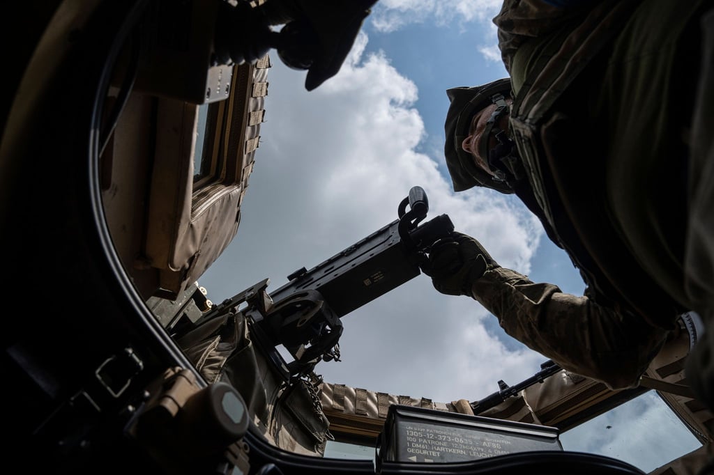 Ein ukrainischer Soldat an einem Maschinengewehr.