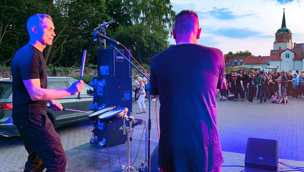 Die Männer von „Synthi Project“ spielen auf dem Parkdeck in der Sackstraße unter anderem Songs von Depeche Mode.