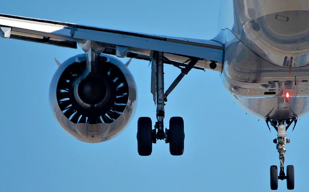 Die Flugzeugtriebwerke stoßen nicht nur Kohlenstoffdioxid in die Atmosphäre. Andere Gase und Partikel sind noch klimaschädlicher.