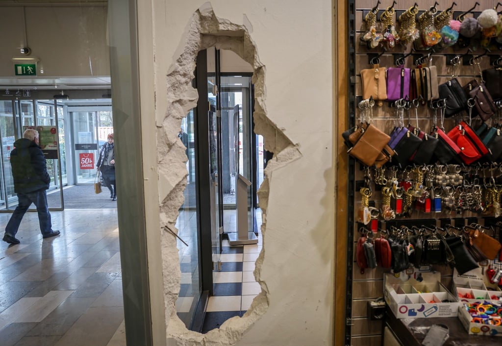 Ein Loch ist in der Wand des Geschäfts eines Schlüsseldienstes im Roland-Center in Bremen-Huchting zu sehen.
