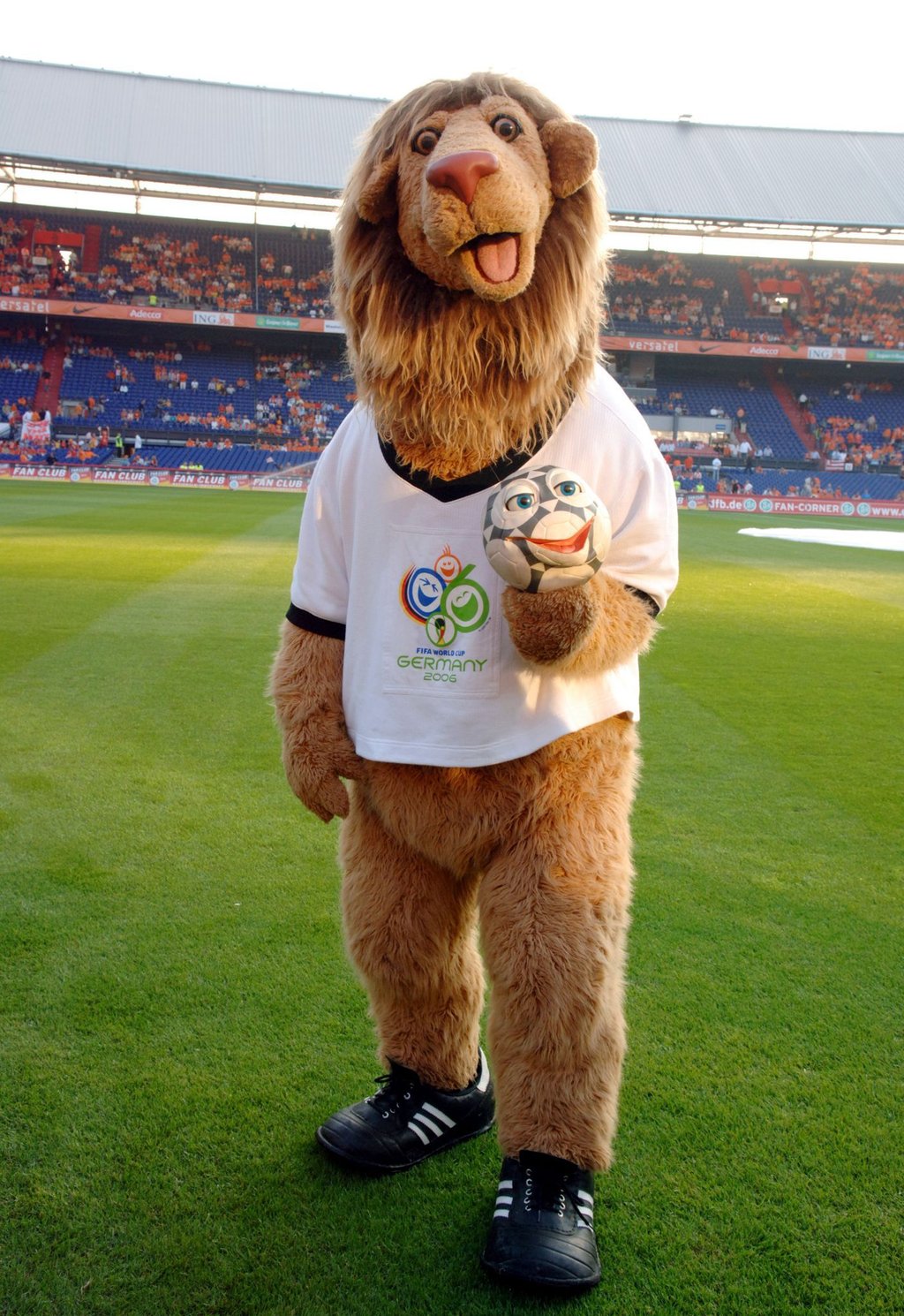 Das neue Maskottchen für die Heim-Europameisterschaft 2024 ist Medieninformationen zufolge ein Bär mit Hose.