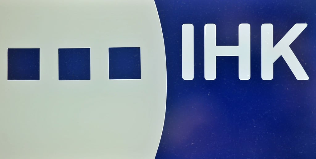 Blick auf das Logo der Industrie und Handelskammer (IHK).