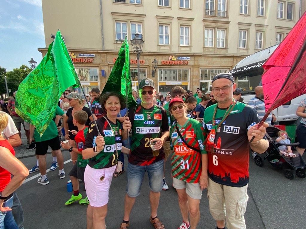 Gestern noch in Köln, heute in Magdeburg: Diese SCM-Fans haben den Sieg der Handball-Champions-League live miterlebt und begrüßen nun ihre Mannschaft in Magdeburg.