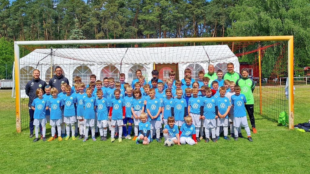Ausgestattet mit neuen Trikots übten mehr als 60 Kinder auf dem Jerichower Sportplatz das Fußballspielen mit VfL-Wolfsburg-Trainern.