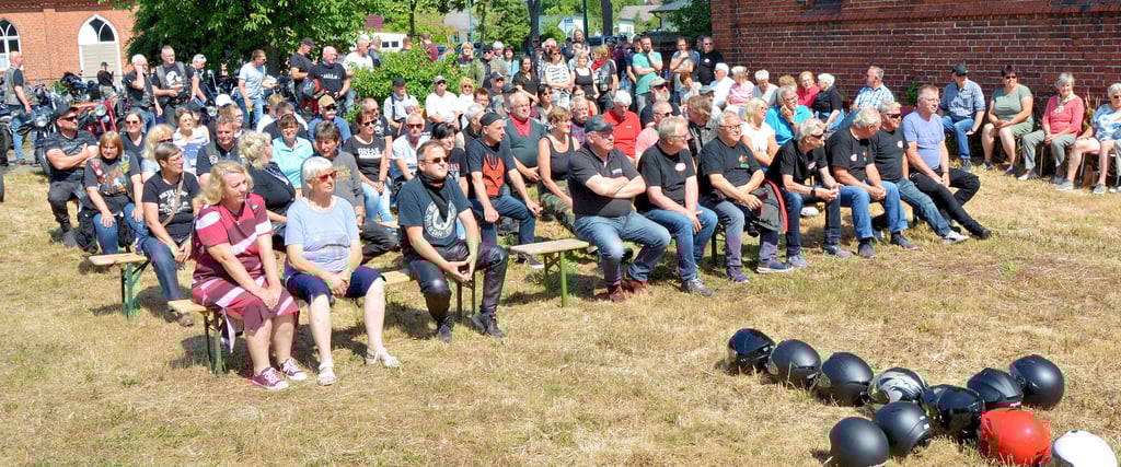 Bei sommerlichem Wetter folgten wieder viele Motorradfahrer, aber eben auch Dutzende Zaungäste der Einladung zum Biker-Gottesdienst nach Lindenberg. In der Kirche haben die viele Gäste schon lange keine Platz mehr. Die Andacht finden deshalb im Freien statt.