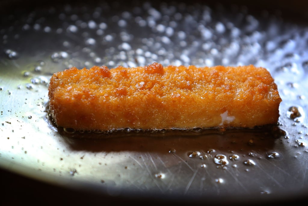 Fischstäbchen kommen günstiger in die Pfanne.