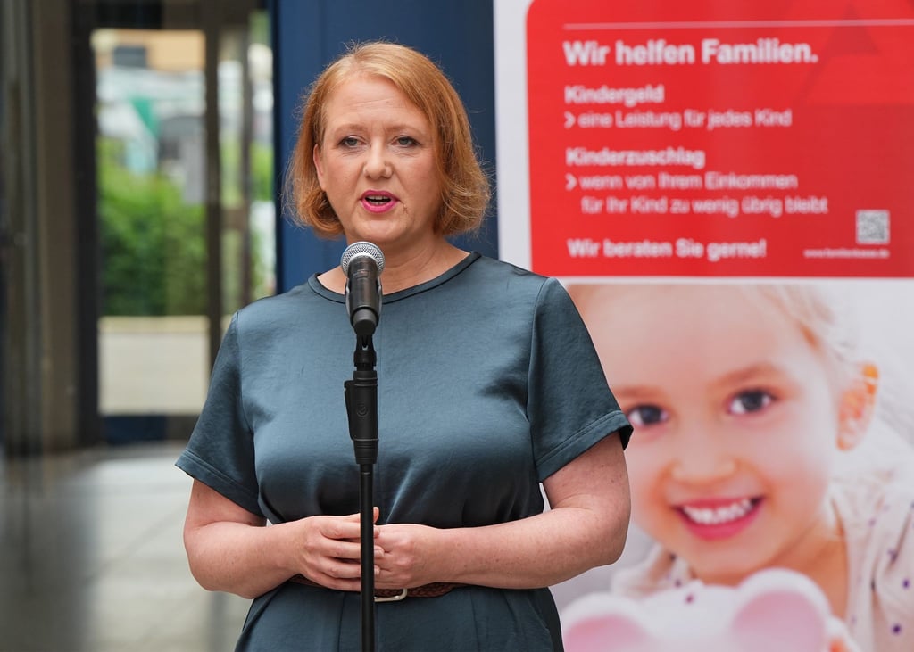 Lisa Paus (Bündnis 90/Die Grünen), Bundesministerin für Familie, Senioren, Frauen und Jugend, spricht nach ihrem Besuch bei der Familienkasse Berlin-Brandenburg vor dem Haus der Wirtschaft über die Plände der Bundesregierung.