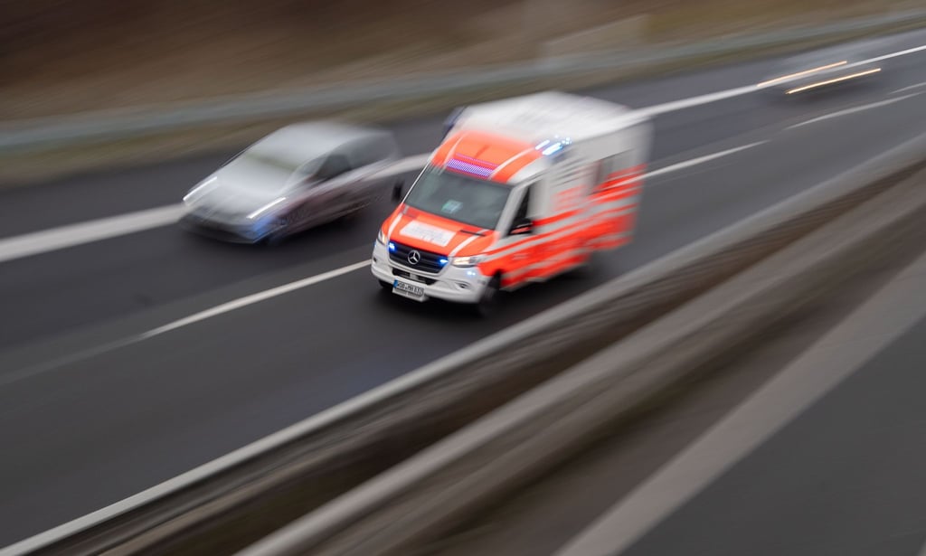 Ein Rettungswagen fährt über eine Autobahn.