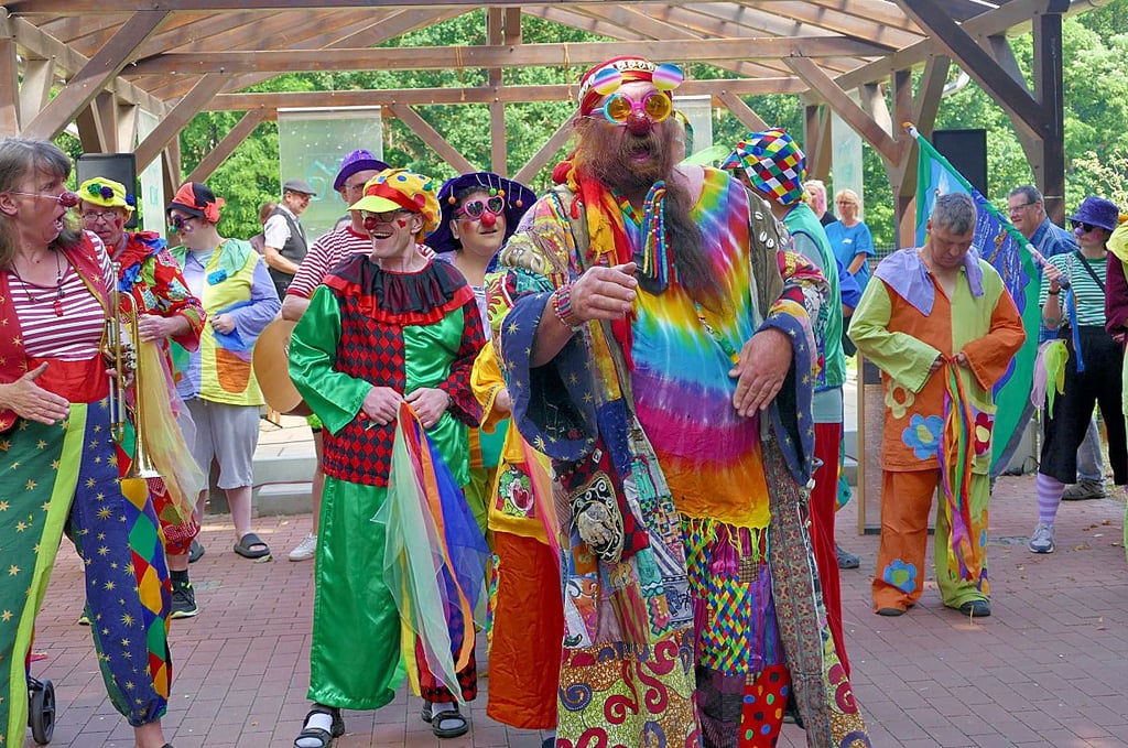 Die Clowns des „Zircus Bombastico“ unterbrechen frech das offizielle Programm des Sommerfestes auf dem Diest-Hof, um die Zuschauer zu ihrer Vorstellung einzuladen.