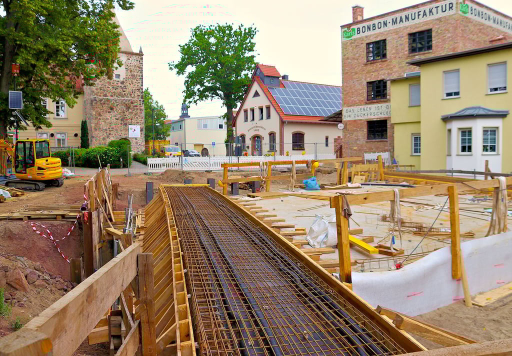 Von wegen „Da arbeitet ja gar keiner“ – Dass kein Arbeiter auf der Baustelle über die Ehle bei Loburg zu sehen ist, liegt nur daran, dass keiner von den gestern hier Beschäftigten auf dem Foto erscheinen wollte. Gut erkennbar ist dagegen der Bereich, in dem künftig der neue Gehweg über die Brücke führen soll.