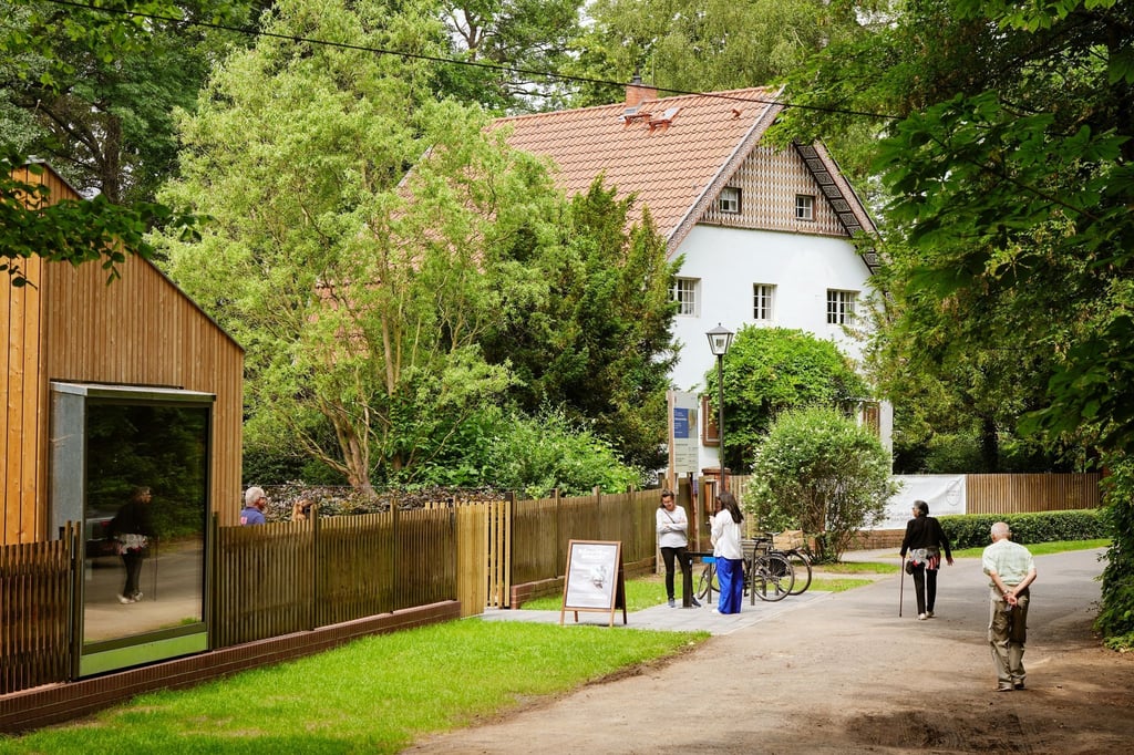 Die Vorderseite des neuen Besucherzentrums (l) am Brecht-Weigel-Haus (r) in Buckow.