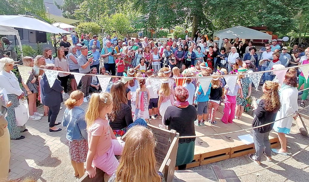 Rund um die Preisverleihung bietet das Sommerfest ein kunterbuntes Programm, bei dem die Kinder mottogetreu im Mittelpunkt stehen.