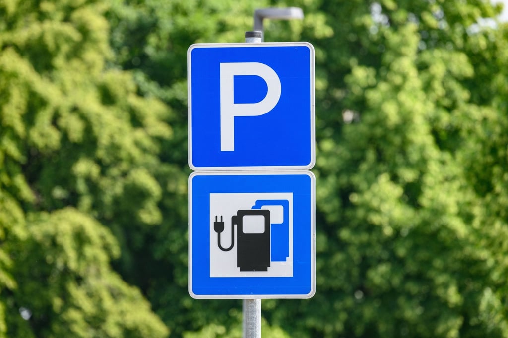 Noch nicht flächendeckend vorhanden: Parkplätze mit E-Ladestationen an Autobahnen.