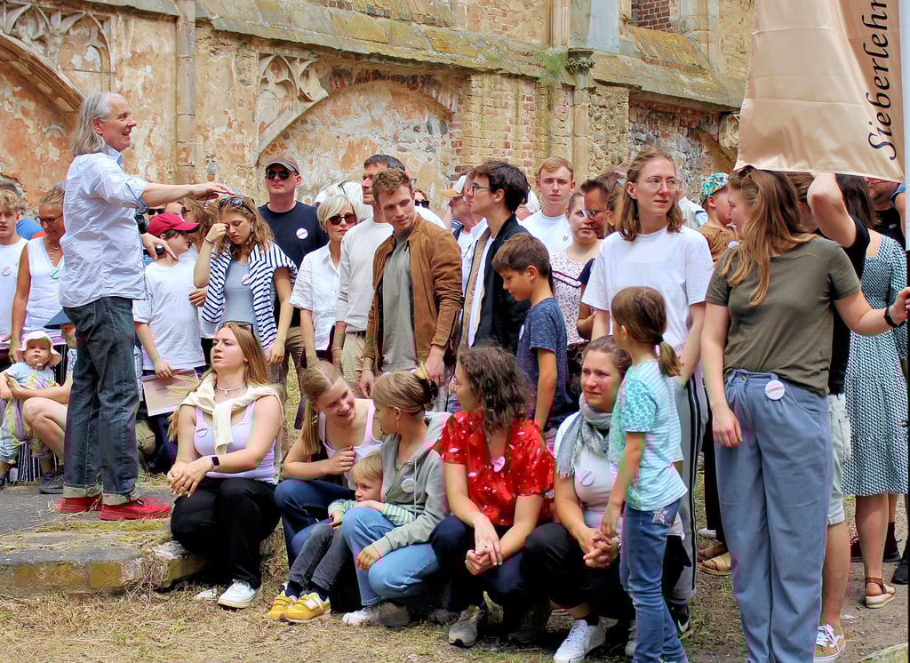 Der Fotokünstler Harf Zimmermann aus Berlin arrangierte die Teilnehmer der Familienversammlung der Stiftung des „Sieberlhenschen Stipendiusm zu Zerbst anno 1378" in der Nicolaikirche zum Gruppenfoto.