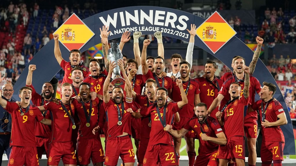 Spaniens Spieler feiern mit der Trophäe nach dem Sieg.
