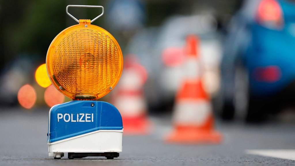 Die Polizei sichert eine Unfallstelle. 
