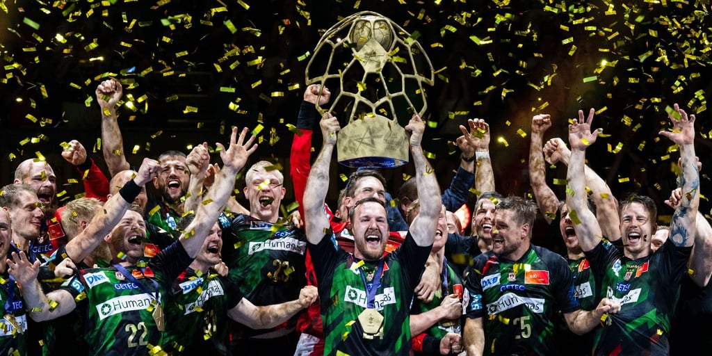 Die Spieler des SC Magdeburg um Christian O'Sullivan jubeln nach dem gewonnenen Finale mit dem Pokal.