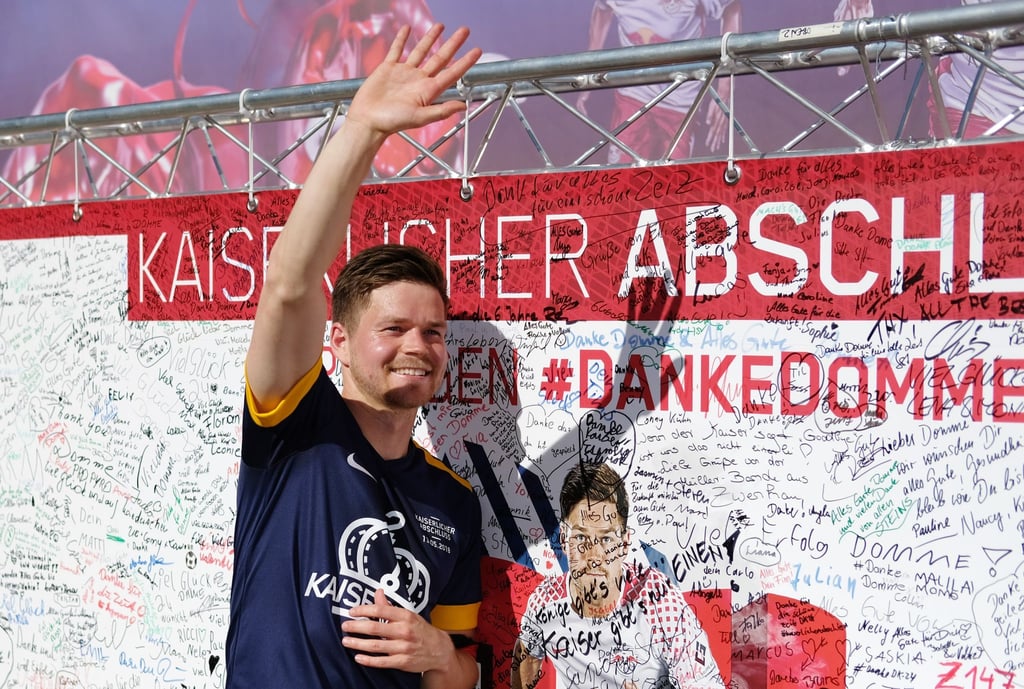 Dominik Kaiser winkt zum Publikum.