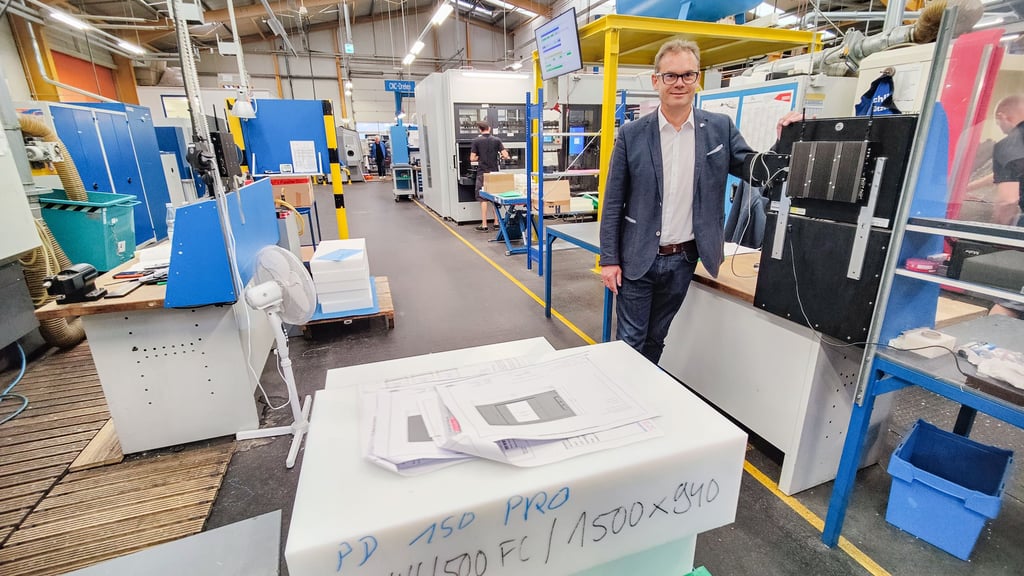 Dirk Galler, Geschäftsführer von Röchling Industrial Lützen, steht in der Produktionshalle. Hier werden Kunststoffteile aller Art gefertigt.