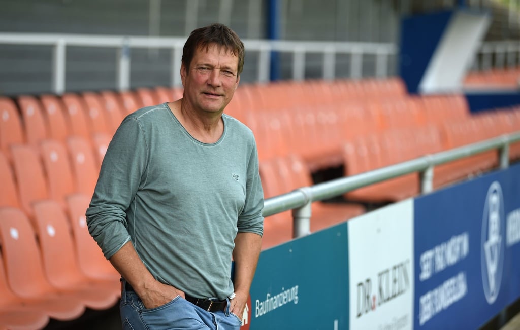 Torsten Gütschow steht im Stadion.