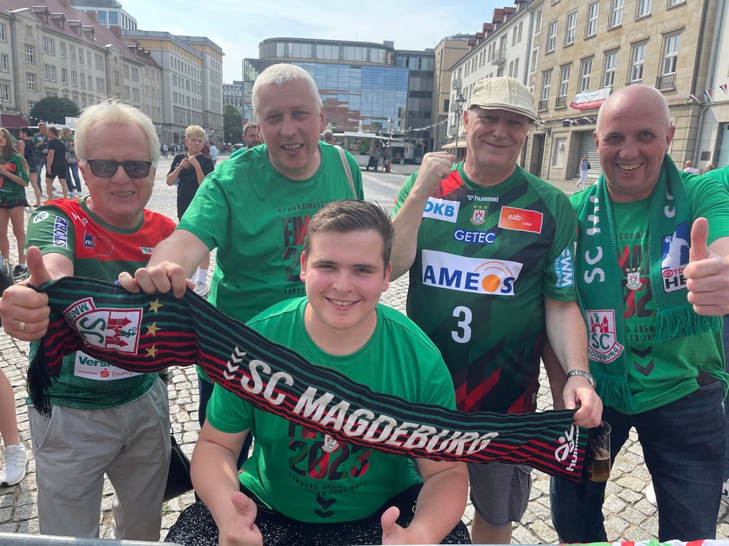 SCM-Fans in der ersten Reihe vor dem Rathaus Magdeburg: Vier von ihnen waren am Sonntag sogar live in Köln dabei und sind noch heiser.