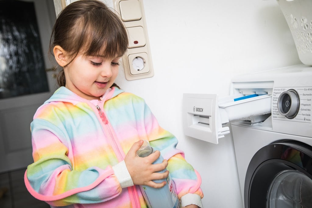 Selbst fleckige Kinderkleidung muss nicht bei sehr hohen Temperaturen gewaschen werden.