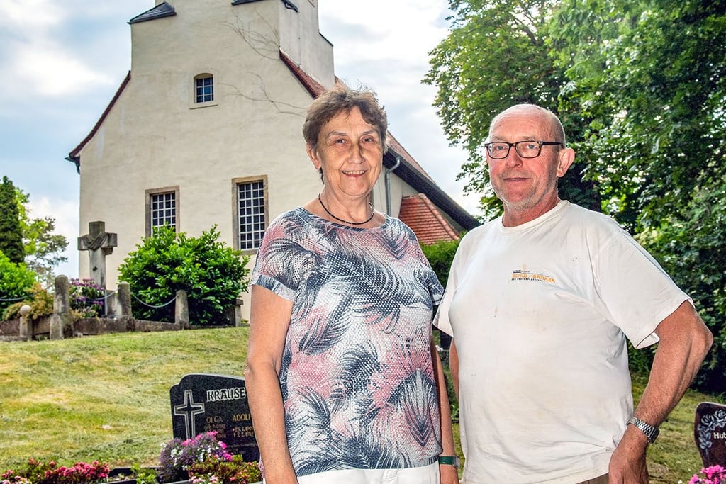 Thea Pecker und Olaf Nelkenbrecher, Vorsitzende und Kassierer des Fördervereins für Kultur-, Kirchen- und Denkmalpflege Aue/Casekirchen, vor dem Gotteshaus in Casekirchen, das über Jahre saniert und renoviert wurde.