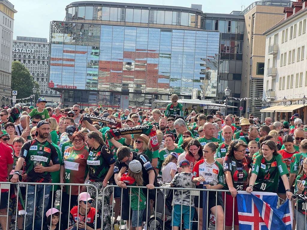 Warten auf die SCM-Helden: Kurz nach 17 Uhr war der Alte Markt in Magdeburg schon gut gefüllt, hunderte Fans wollten ihren Handball-Champions-League-Gewinnern zujubeln.
