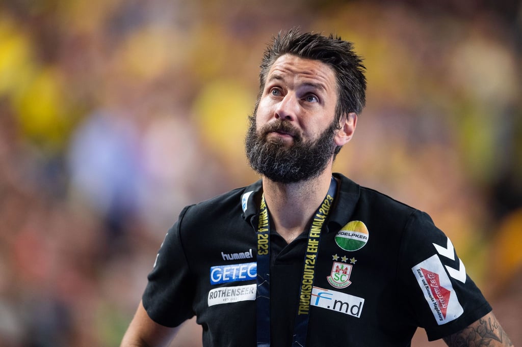 Magdeburgs Trainer Bennet Wiegert hätte nach dem Tod eines polnischen Journalisten beim Champions League Finale der Handballer auch einen Spielabbruch samt SCM-Niederlage akzeptiert.