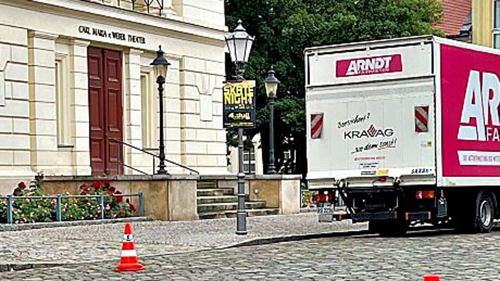 Der Bereich vor dem Bernburger Theater wurde bereits abgesperrt.
