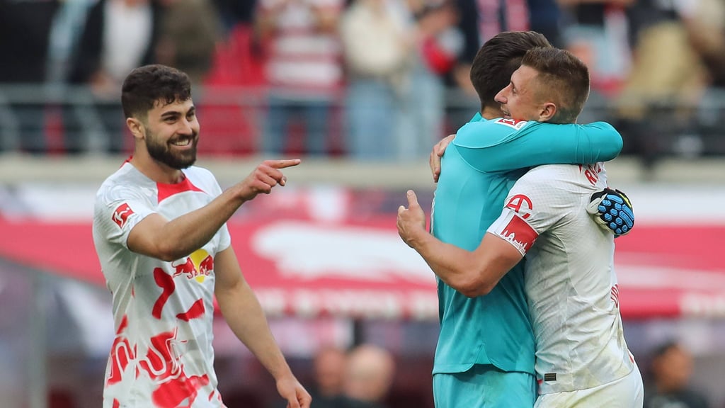 Jubel bei Willi Orban (r.), Janis Blaswich und Josko Gvardiol (l.).