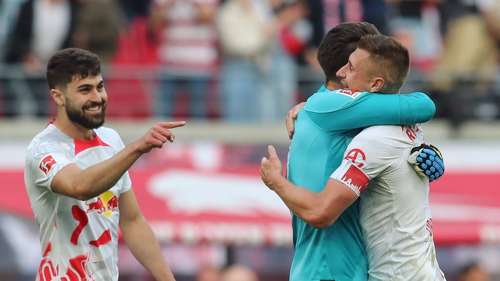 Jubel bei Willi Orban (r.), Janis Blaswich und Josko Gvardiol (l.).