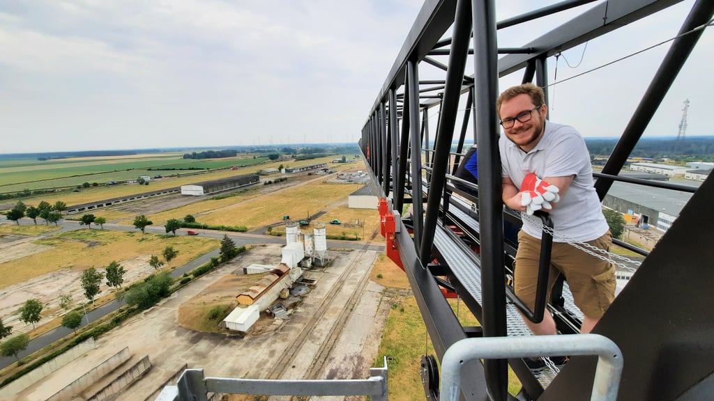 Volksstimme-Reporter Mike Kahnert auf dem AK 810 der Arneburger Maschinen- und Stahlbau GmbH.