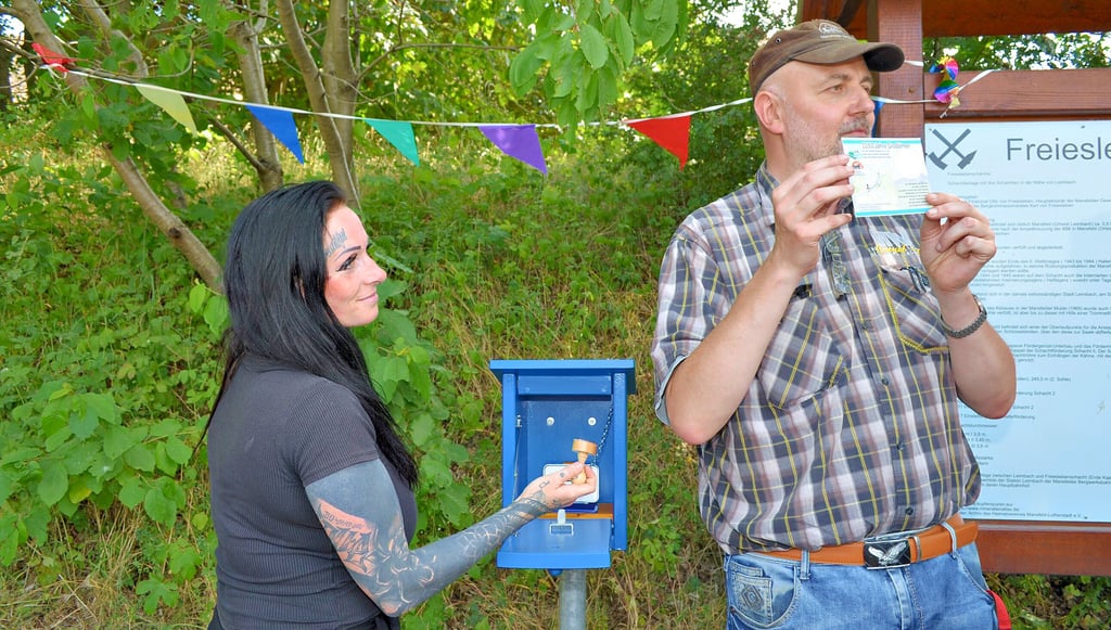 Jenny Sander vom Festkomitee und Marco Zeddel von der Mansfelder Bergwerksbahn weihten am Samstag in Großörner die 21. Station der Stempeltour „Wippertaler „Stempel(S)pass“ ein.