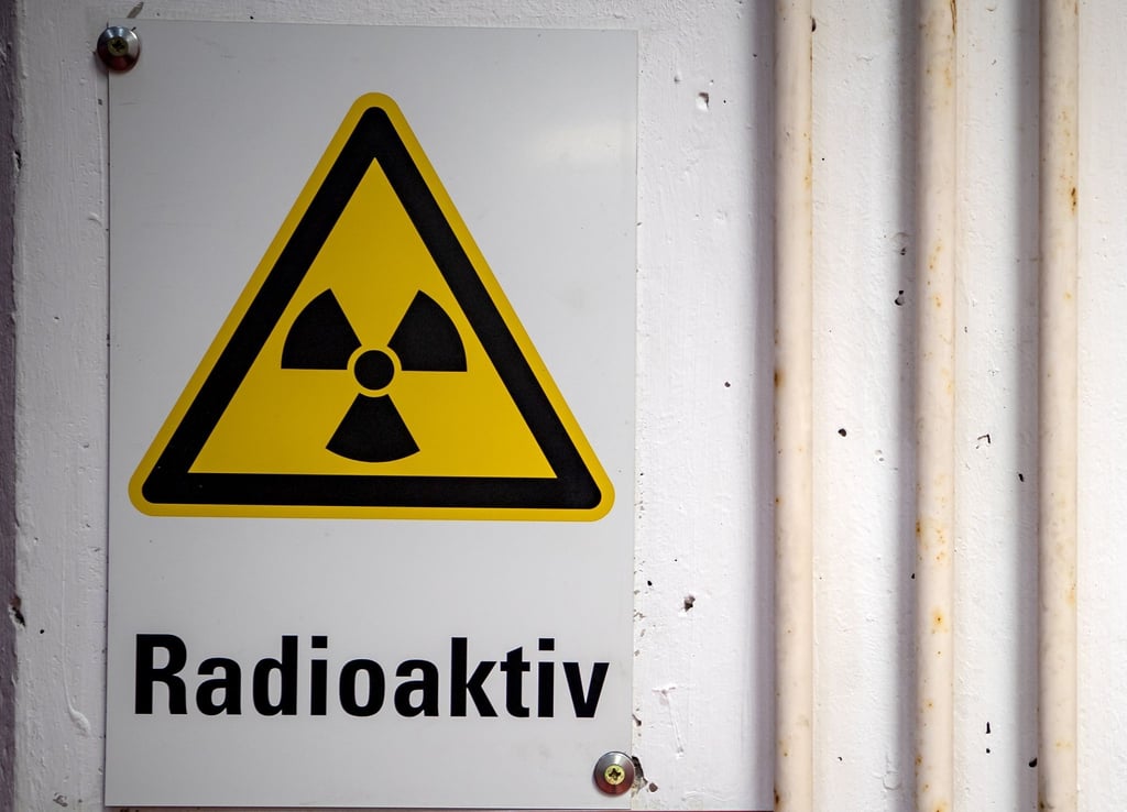 Ein Warnhinweis „Radioaktiv“ hängt am Eingang eines Zwischenlagers.