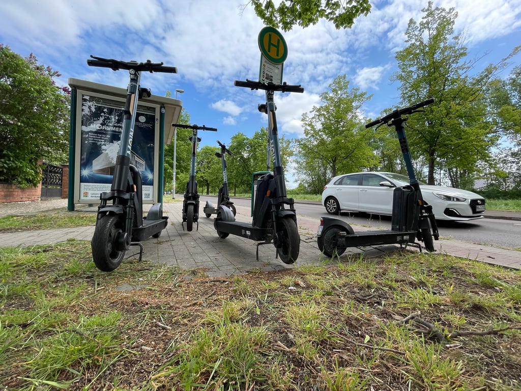 E-Rollerin Magdeburgs Stadtteil Ottersleben an der Halberstädter Chaussee