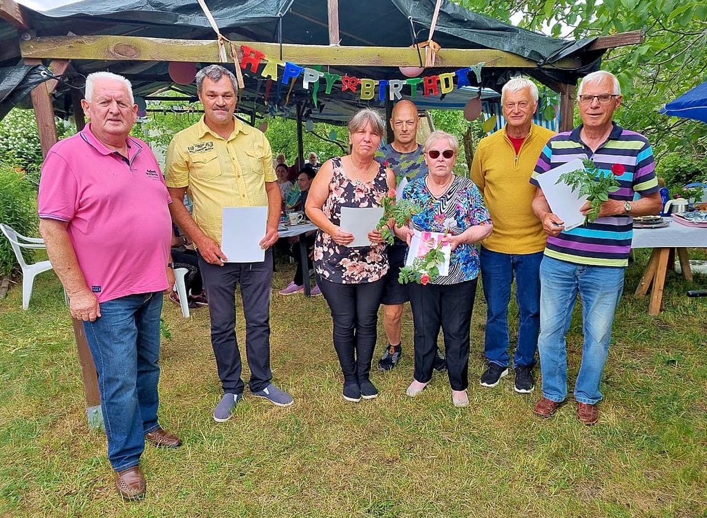 Zu den geehrten Mitgliedern der Gartensparte Schmokenberg gehörten Peter Steller, Hartmut Pohl, Gerd Bauer, Christa Heinz, Astrid Steller, und Peter Vogel. Außerdem nahm der Vorsitzende des Kreisverbandes der Gartenfreunde Stendal, Peter Riebeseel (links), an der Feierstunde zum 45. Spartengeburtstag teil.