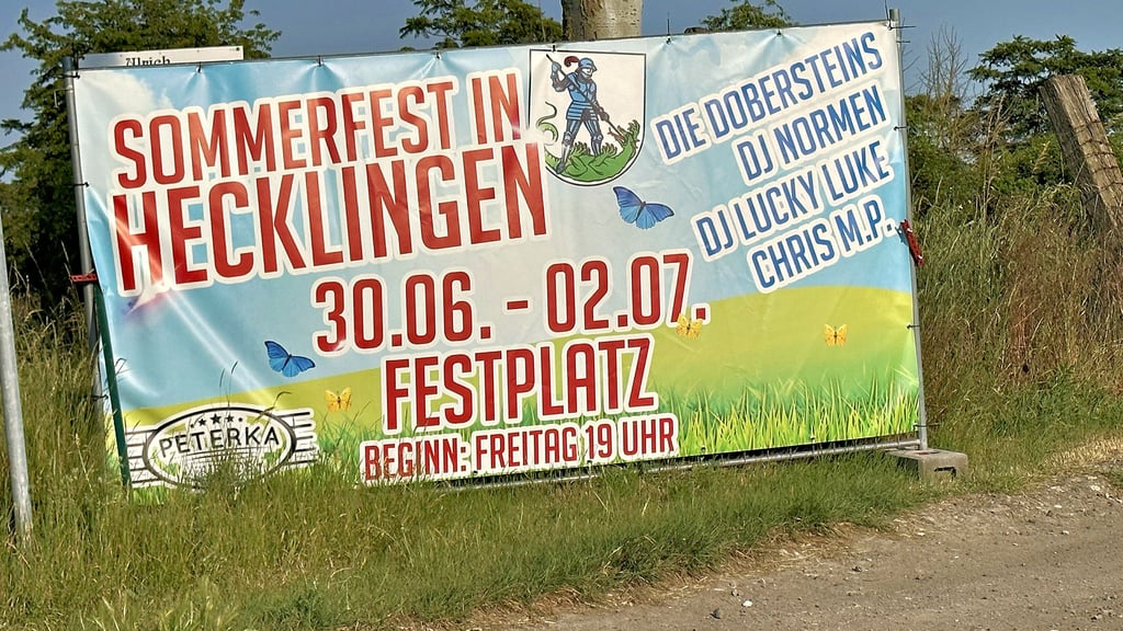 Ein großes Plakat auf beiden Seiten am Ortsein- und ausgang in Hecklingen in Richtung Staßfurt kündigt das Sommerfest seit wenigen Tagen für alle sichtbar an.