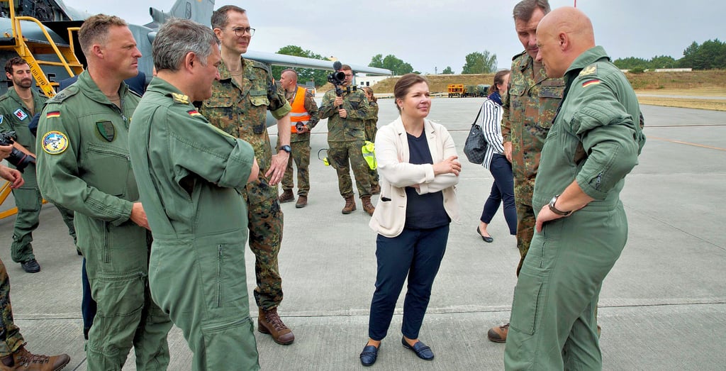 Generalleutnant Ingo Gerhartz (re.) im Gespräch mit Sachsen-Anhalts Ministerin für Justiz und Verbraucherschutz Franziska Weidinger.