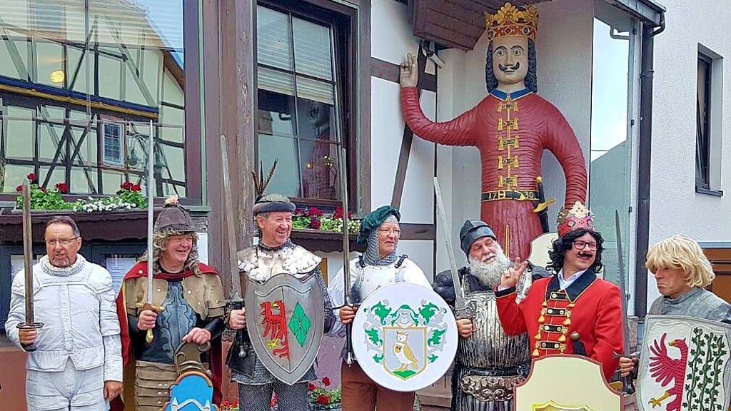 Der große Neustädter Roland steht am Ratskeller im Ortszentrum von Neustadt im Landkreis Nordhausen im Freistaat Thüringen. Jörg Kunau (Mitte) verkörperte beim jüngsten Europäischen Roland-Netzwerktreffen den Oebisfelder Roland. Dabei waren auch die Rolande aus Burg, Calbe, Stendal, Perleberg, Neustadt und Gardelegen. Seit dem 1. Januar 2021 befindet sich die Kontaktstelle des Europäischen Rolandnetzwerkes in der Historischen Europastadt Stolberg/Südharz.