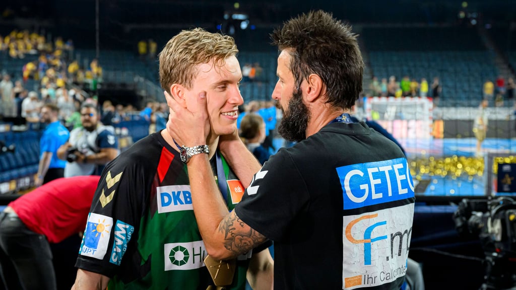 Wenn Blicke alles sagen: Bennet Wiegert und Gisli Kristjansson danken sich gegenseitig, weil das Risiko eines Einsatzes aufgegangen ist.